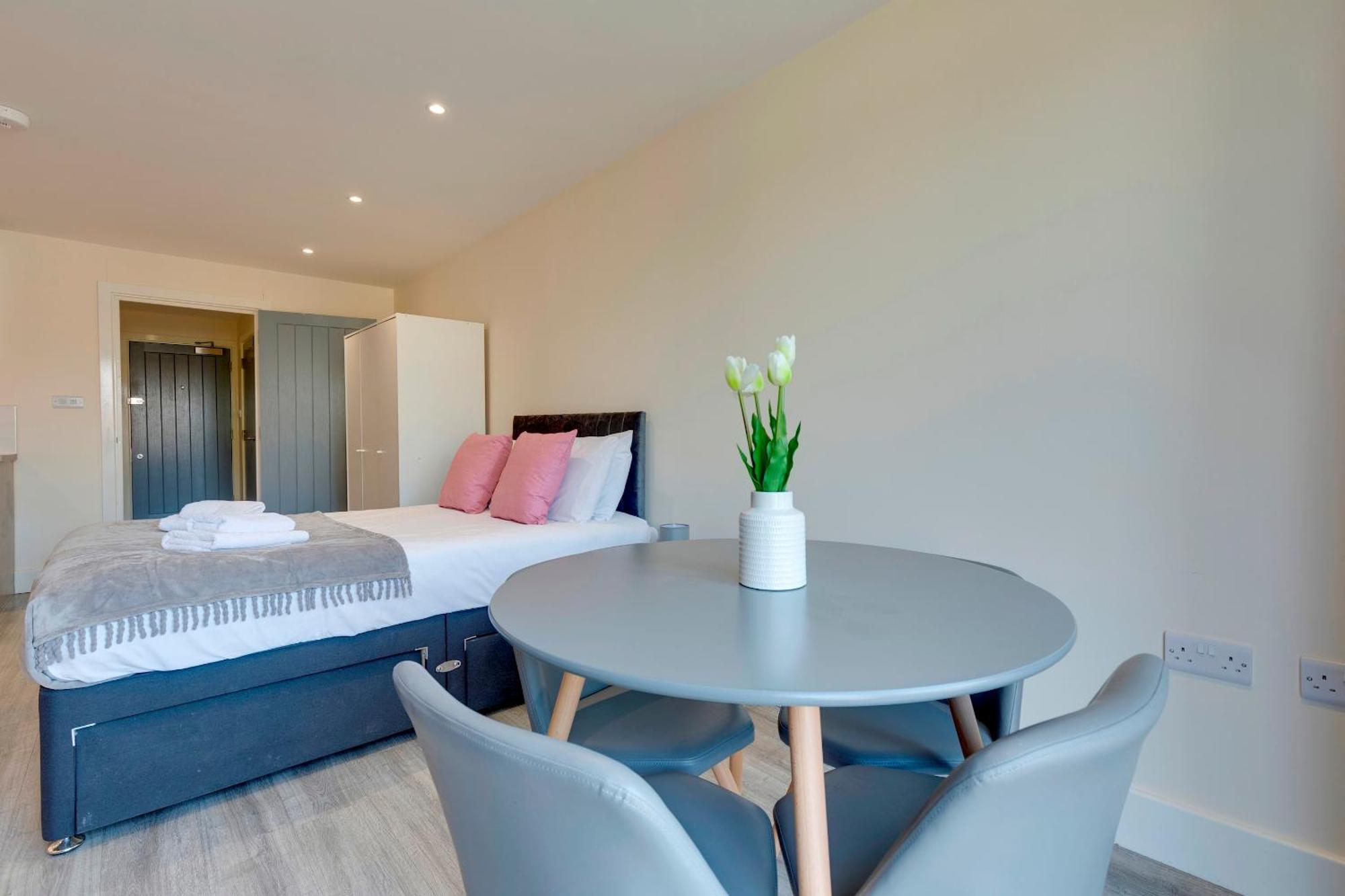 Spacious Comfortable And Modern Unit Pass The Keys