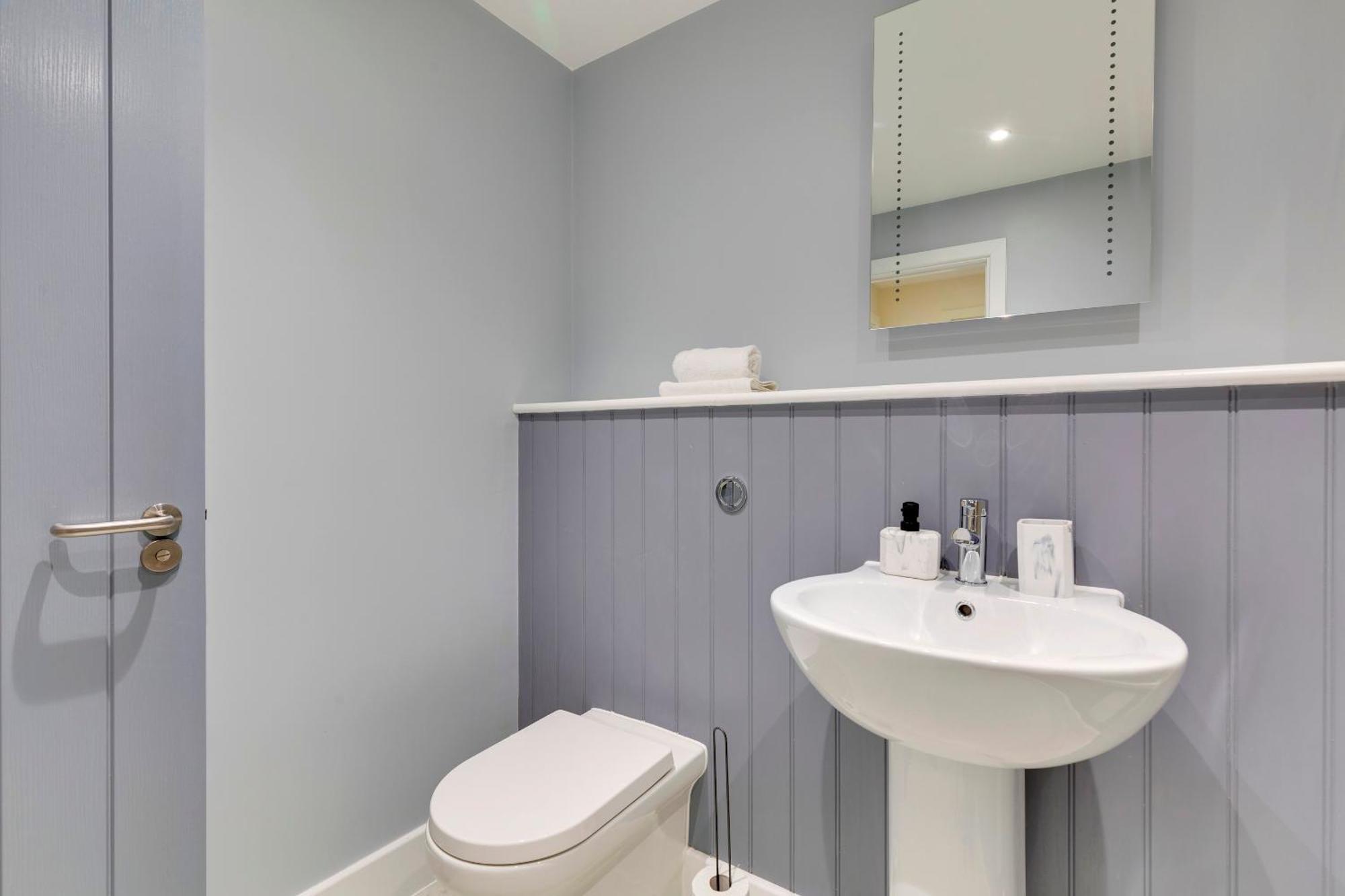 Spacious Comfortable And Modern Unit Pass The Keys *