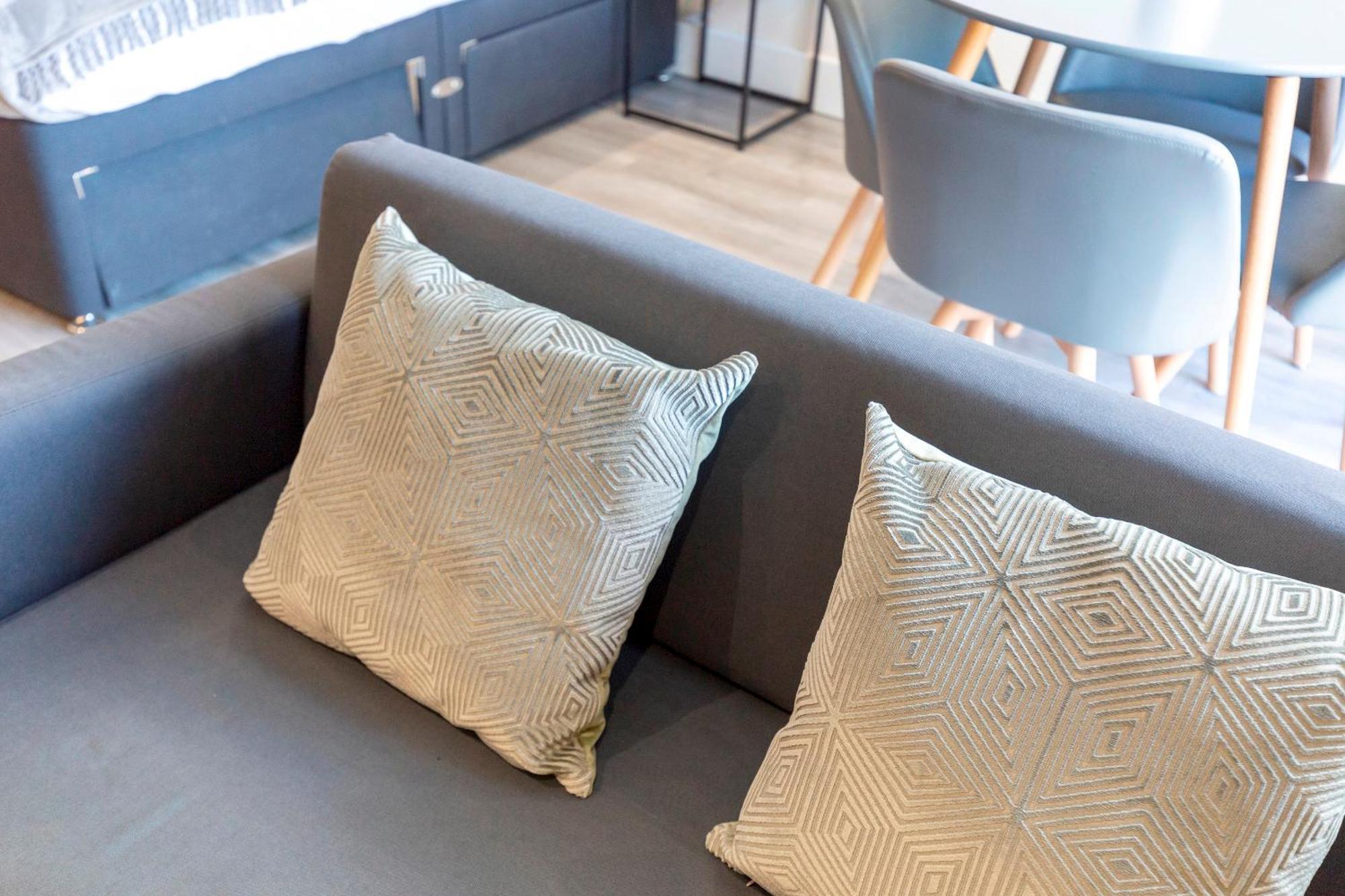 Spacious Comfortable And Modern Unit Pass The Keys Apartment